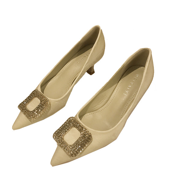 Modern női cipő fém díszítéssel és kövekkel