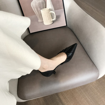 Új női cipő modell, hegyes sarkú műbőr modellel