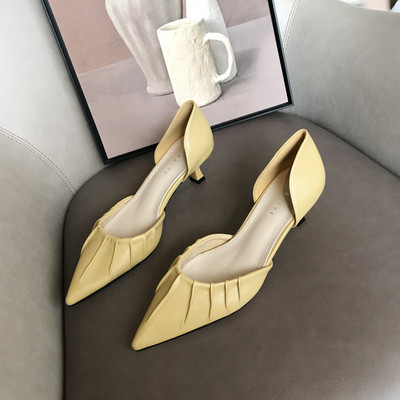 Új női cipő modell, hegyes sarkú műbőr modellel