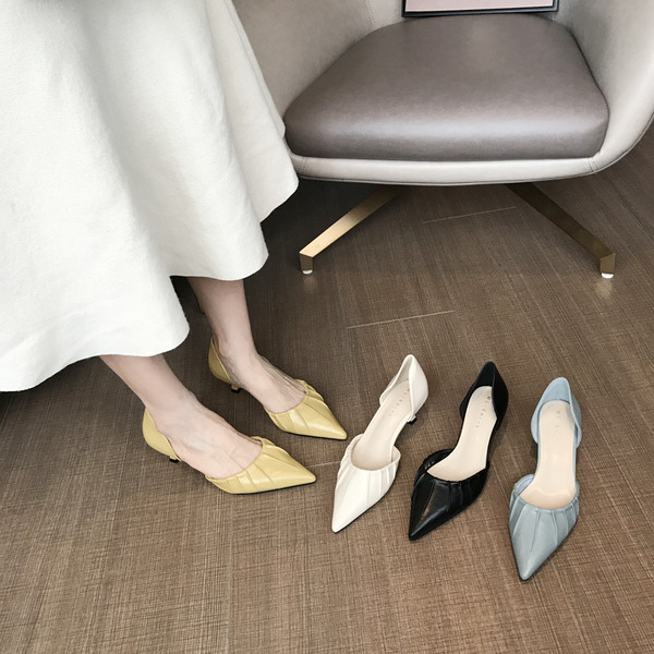 Új női cipő modell, hegyes sarkú műbőr modellel