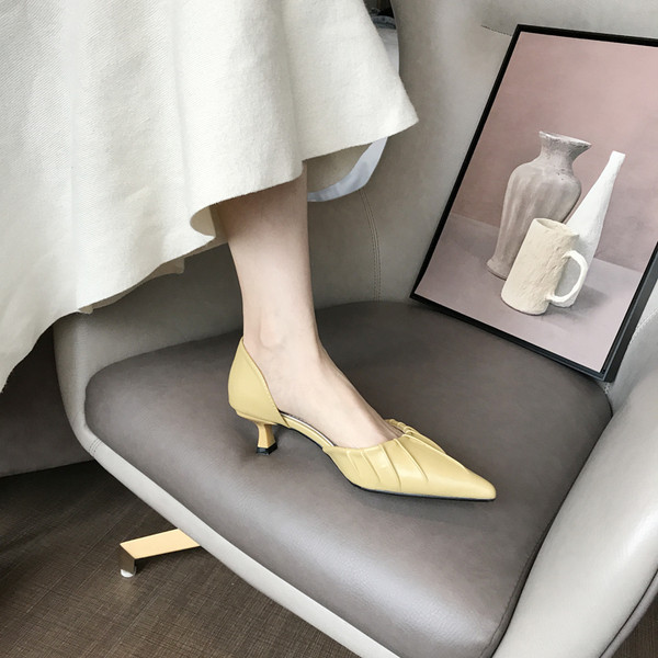 Új női cipő modell, hegyes sarkú műbőr modellel