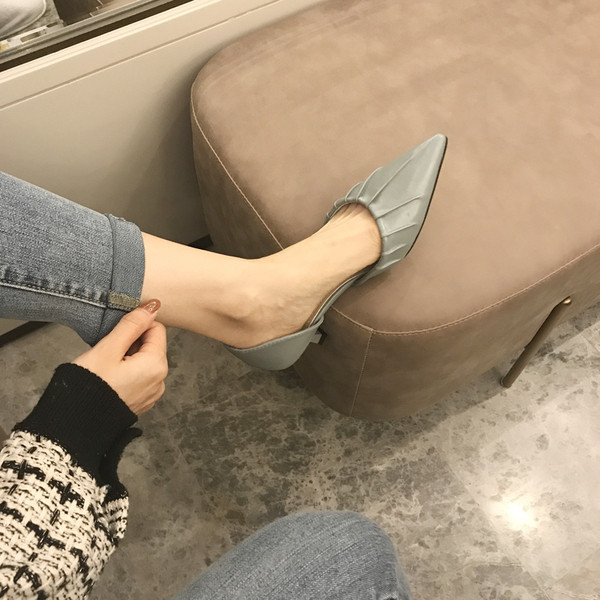 Új női cipő modell, hegyes sarkú műbőr modellel