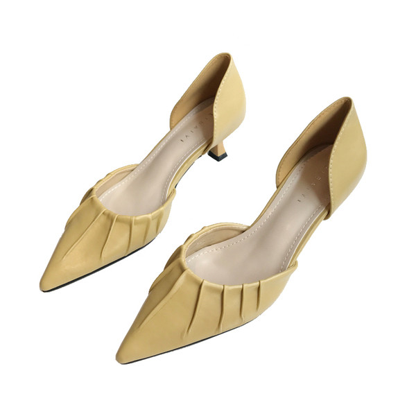 Új női cipő modell, hegyes sarkú műbőr modellel