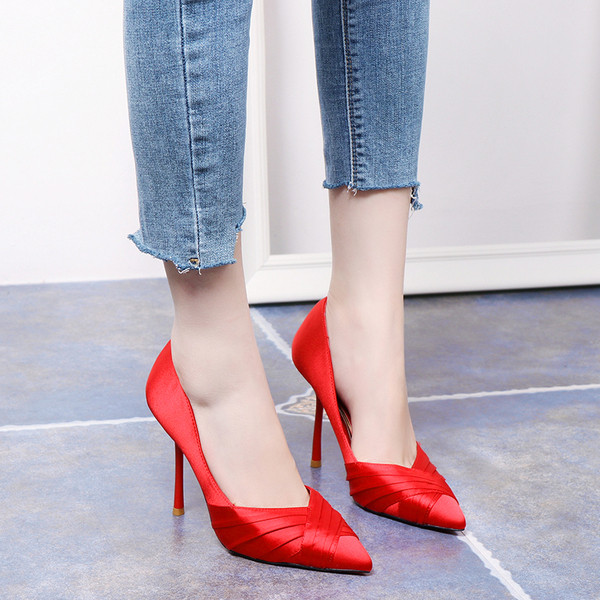 Stílusos női hegyes cipő magassarkúval 9,5 cm