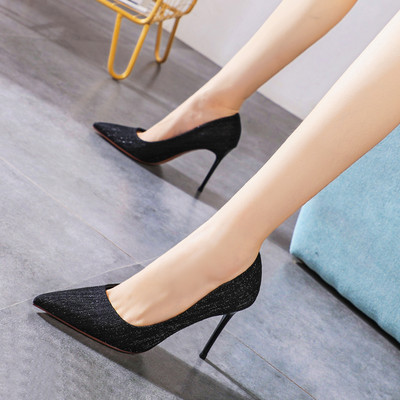 Stílusos női cipő hegyes modell vékony sarokkal, két színben