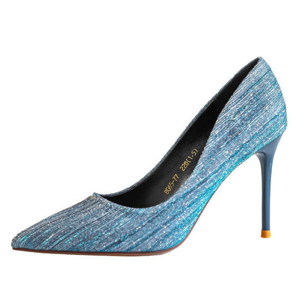 Stílusos női cipő hegyes modell vékony sarokkal, két színben