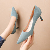 Tiszta női cipő vékony sarkú