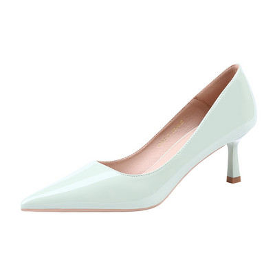 Tiszta női cipő vékony sarkú