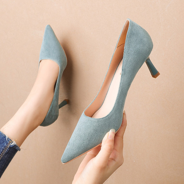 Tiszta női cipő vékony sarkú