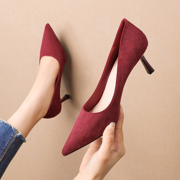 Tiszta női cipő vékony sarkú