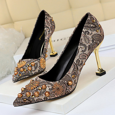 ÚJ Modell színes női hegyes cipő fém elemekkel