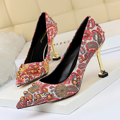 ÚJ Modell színes női hegyes cipő fém elemekkel