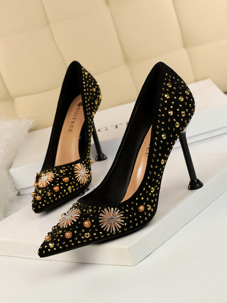 ÚJ Modell színes női hegyes cipő fém elemekkel