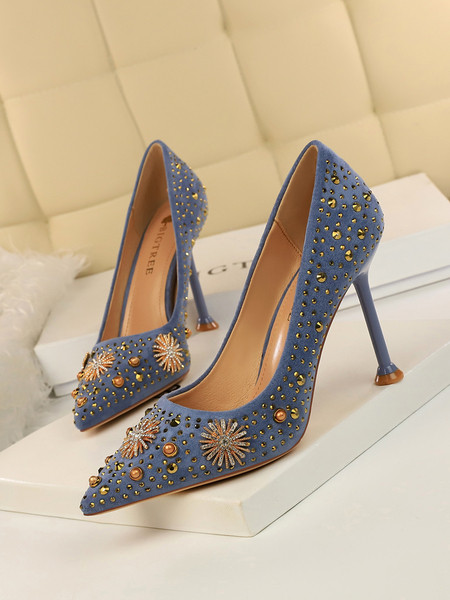 ÚJ Modell színes női hegyes cipő fém elemekkel