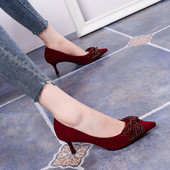 Modern női cipő hegyes modell-szalaggal