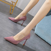 Stílusos női cipő hegyes modell és vékony sarkú