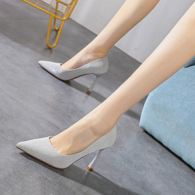 Stílusos női cipő hegyes modell és vékony sarkú