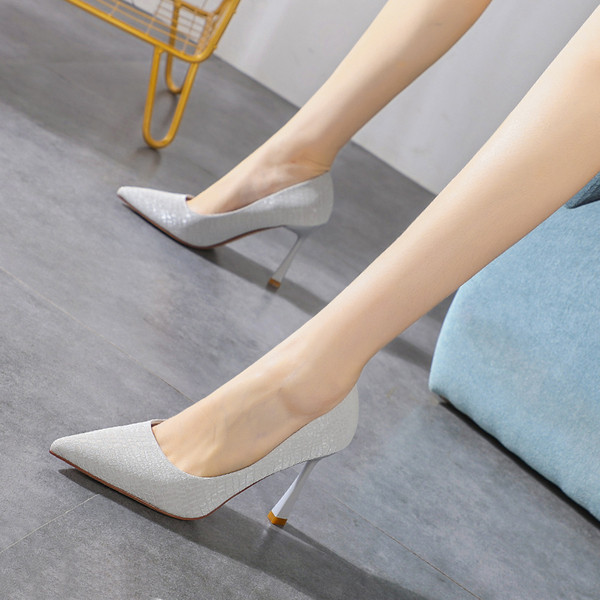 Stílusos női cipő hegyes modell és vékony sarkú