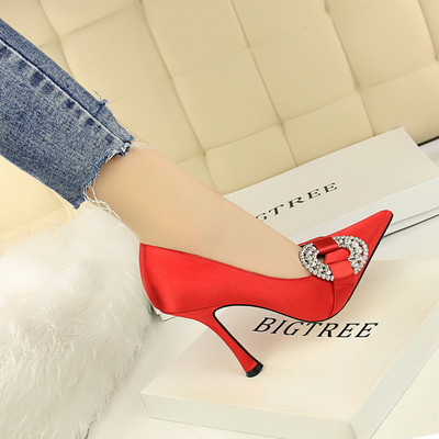 Modern női cipők új modellje magassarkúval és díszítéssel