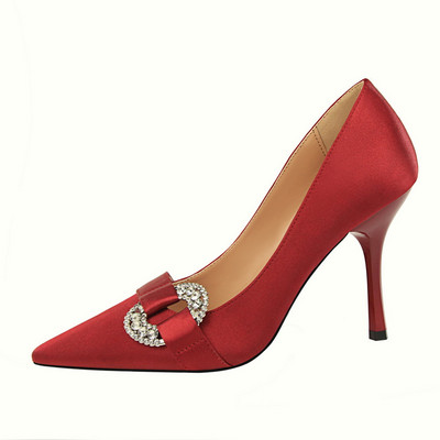 Modern női cipők új modellje magassarkúval és díszítéssel