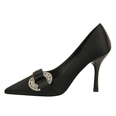 Modern női cipők új modellje magassarkúval és díszítéssel