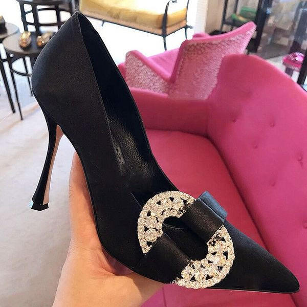 Modern női cipők új modellje magassarkúval és díszítéssel