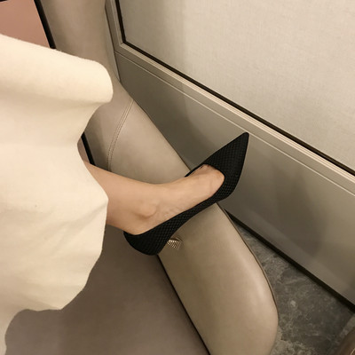 Négyszögletes sarkú női cipő új modellje - hegyes modell