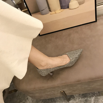 Négyszögletes sarkú női cipő új modellje - hegyes modell