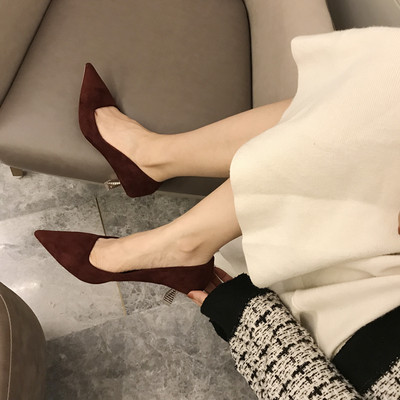 Négyszögletes sarkú női cipő új modellje - hegyes modell