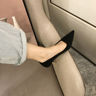 Négyszögletes sarkú női cipő új modellje - hegyes modell