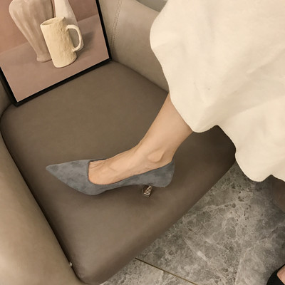 Négyszögletes sarkú női cipő új modellje - hegyes modell