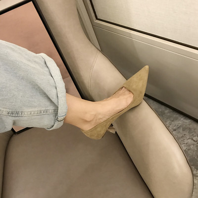 Négyszögletes sarkú női cipő új modellje - hegyes modell