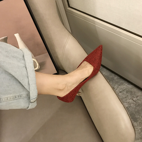 Négyszögletes sarkú női cipő új modellje - hegyes modell