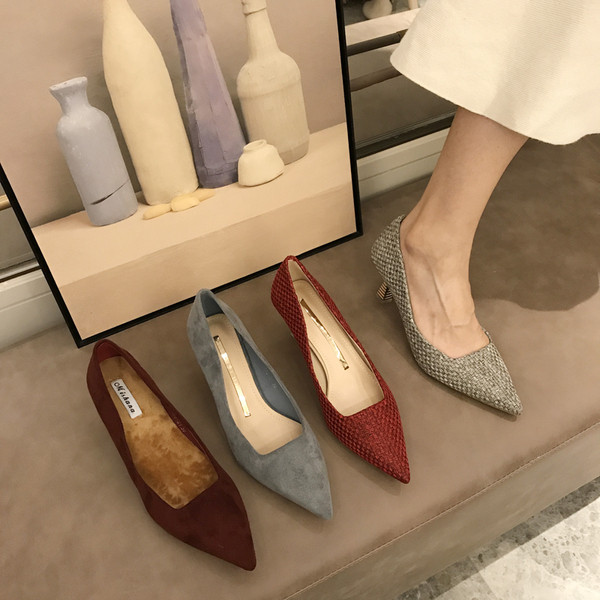 Négyszögletes sarkú női cipő új modellje - hegyes modell