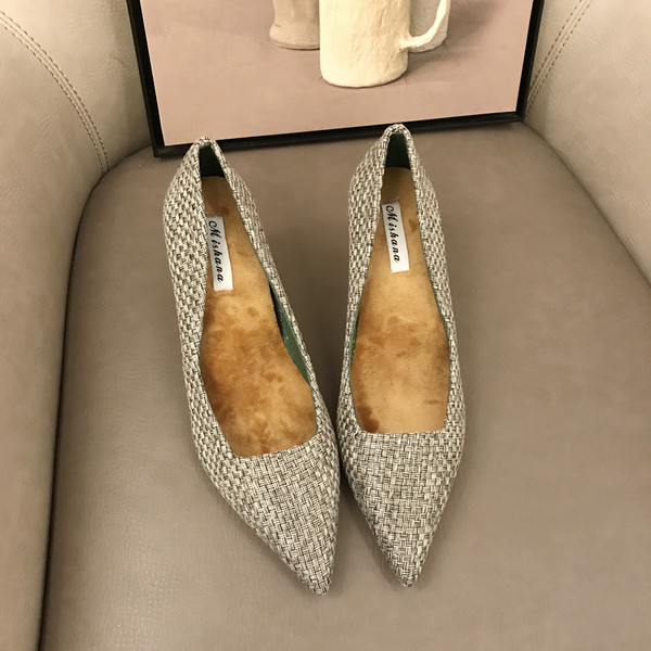 Négyszögletes sarkú női cipő új modellje - hegyes modell