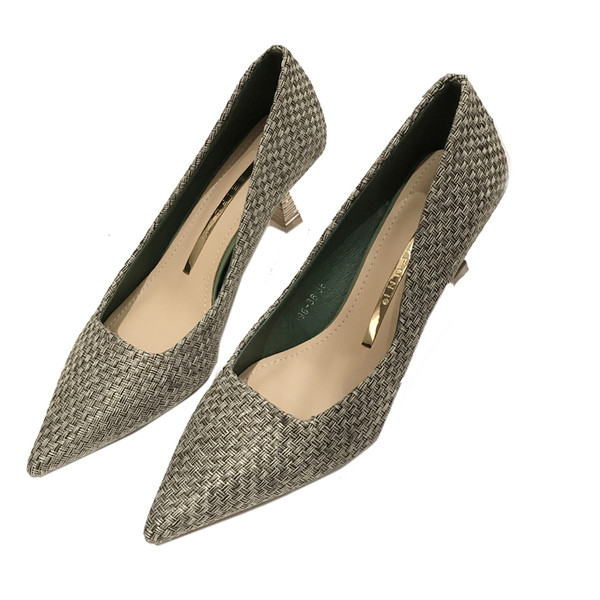 Négyszögletes sarkú női cipő új modellje - hegyes modell