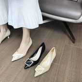 Női cipő 5,5 cm-es sarokkal, fém díszítéssel