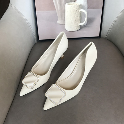 Női cipő 5,5 cm-es sarokkal, fém díszítéssel