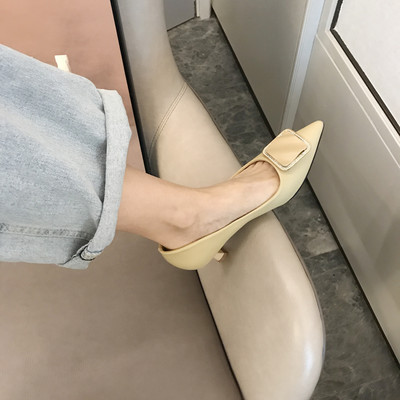 Női cipő 5,5 cm-es sarokkal, fém díszítéssel