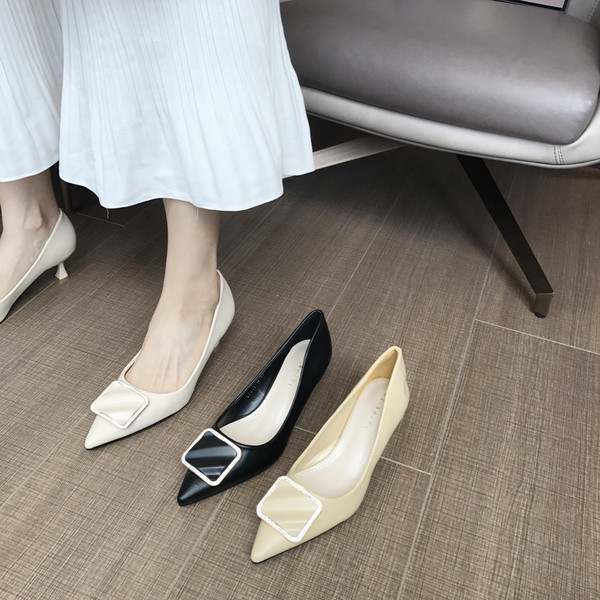 Női cipő 5,5 cm-es sarokkal, fém díszítéssel