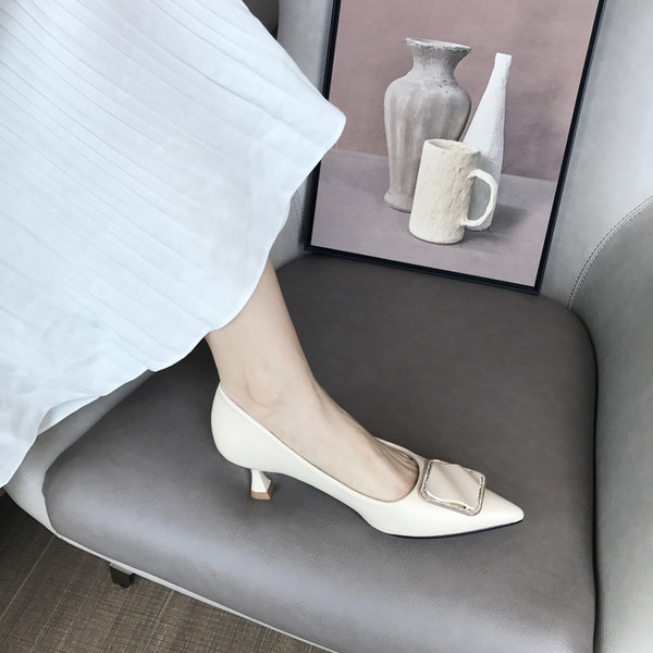 Női cipő 5,5 cm-es sarokkal, fém díszítéssel