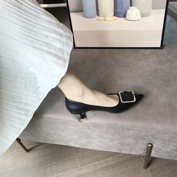 Női cipő 5,5 cm-es sarokkal, fém díszítéssel