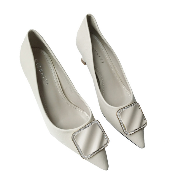 Női cipő 5,5 cm-es sarokkal, fém díszítéssel