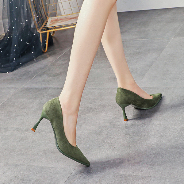Öko velúrból készült modern női cipő, vékony sarokkal