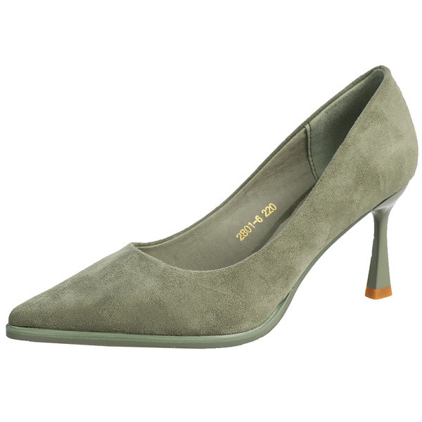 Öko velúrból készült modern női cipő, vékony sarokkal