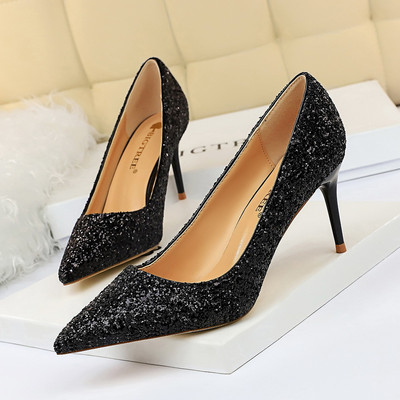 Fényes hatású, vékony sarokkal kihegyezett női cipő két modellben