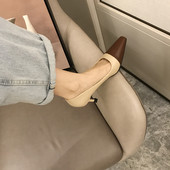 Műbőrből készült modern női cipő sarokkal