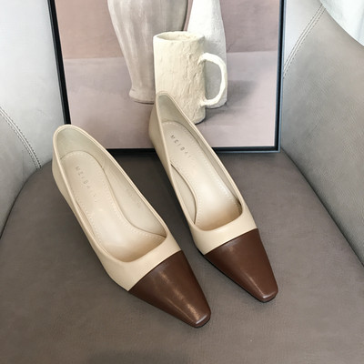 Műbőrből készült modern női cipő sarokkal