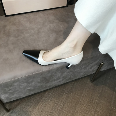 Műbőrből készült modern női cipő sarokkal