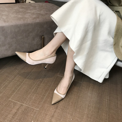 Műbőrből készült modern női cipő sarokkal